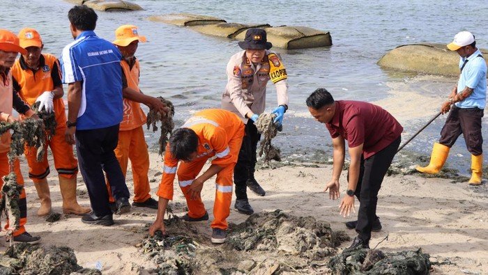 Jelang Libur Akhir Tahun, Polres Kepulauan Seribu Ajak Warga Bersihkan Pantai